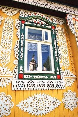 Дизайн фасада дома пестрого цвета в деревенском стиле