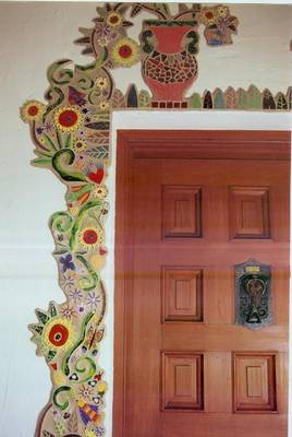 Пример красивой отделки фасада дома пестрого цвета в деревенском стиле