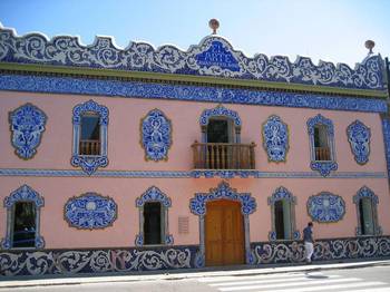 Отделка фасада дома синего цвета в нормандском стиле