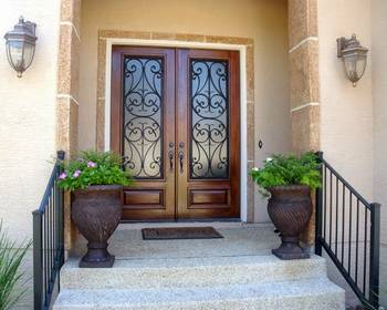 Фото фасада в английском стиле с красивой дверью
