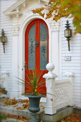 Вариант оформления фасада в английском стиле с красивой дверью