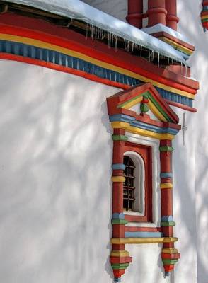 Дом пестрого цвета в псевдорусском стиле