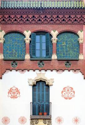 Фото фасада пестрого цвета в модерна стиле