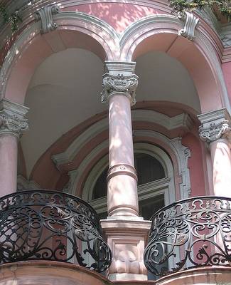 Дизайн фасада розового цвета в ампир стиле
