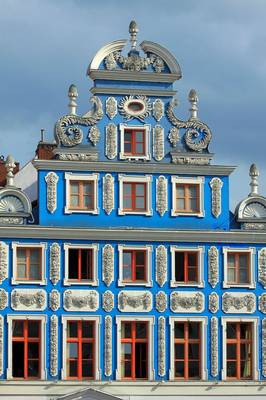 Красивый дом голубого цвета в нормандском стиле