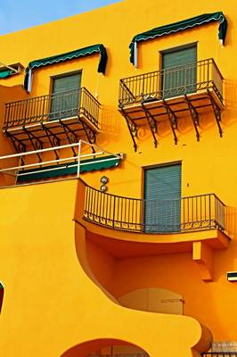 Вариант фасада желтого цвета в средиземноморском стиле
