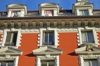 Отделка дома оранжевого цвета в французском стиле