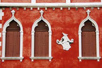 Облицовка коттеджа красного цвета в готическом стиле