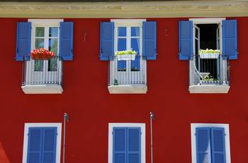 Украшение дома красного цвета в средиземноморском стиле