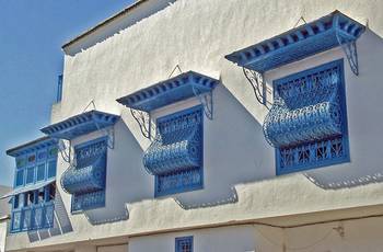 Дом голубого цвета в восточном стиле