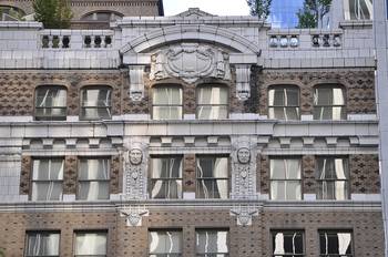 Фото фасада пестрого цвета с лепниной