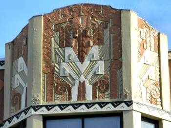 Оформление фасада дома пестрого цвета в ардеко стиле