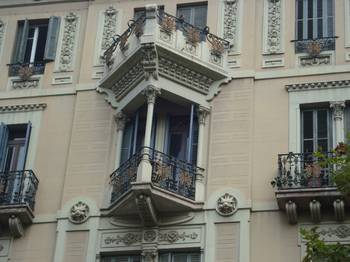 Облицовка коттеджа в модерна стиле с красивым балконом