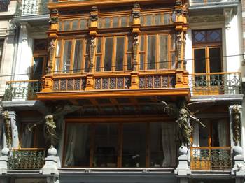 Украшение дома оранжевого цвета в ампир стиле