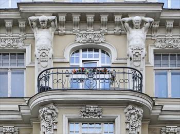 Фасад в ампир стиле с красивым балконом