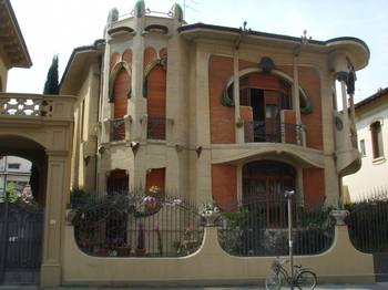Вариант дома бежевого цвета в готическом стиле