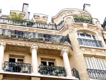 Фото дома в ампир стиле с красивым балконом