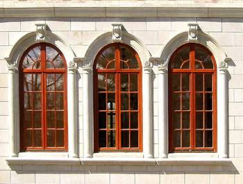 Коттедж с интересными окнами в классическом стиле.