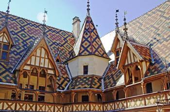 Облицовка фасада пестрого цвета в готическом стиле