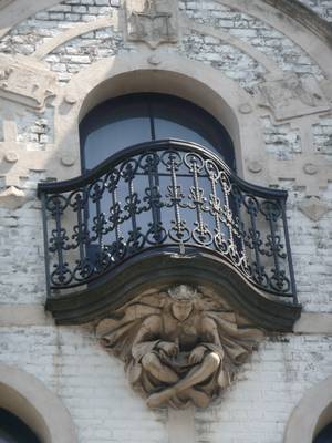 Декоративная отделка фасада серого цвета в готическом стиле
