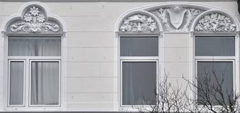 Фото фасада серого цвета с интересными окнами