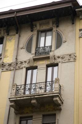Вариант загородного дома бежевого цвета с красивым балконом