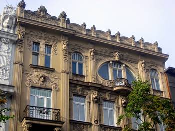 Фото фасада бежевого цвета в ампир стиле