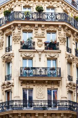 Вариант оформления фасада бежевого цвета с красивым балконом