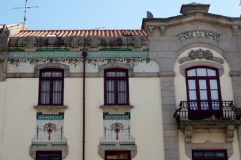 Облицовка фасада дома пестрого цвета с узорами