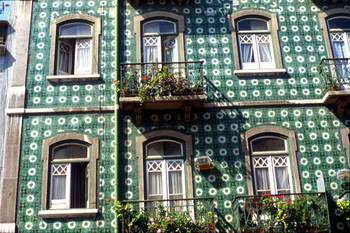 Пример отделки фасада дома бирюзового цвета в модерна стиле