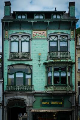 Пример красивой отделки фасада дома бирюзового цвета в викторианском стиле