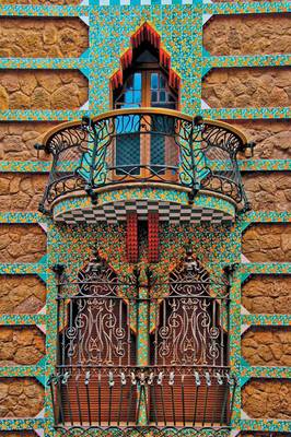Пример фасада с красивым балконом