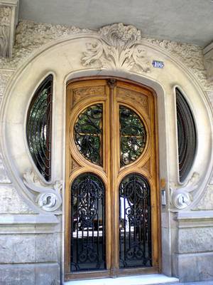 Оформление фасада с красивой дверью