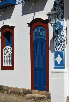 Пример дома пестрого цвета в авторского стиле