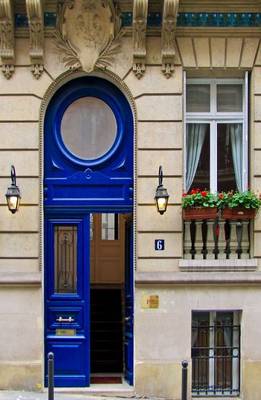 Вариант оформления фасада в модерна стиле с красивой дверью