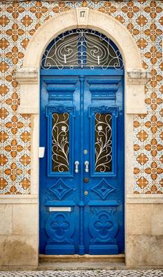 Фасад синего цвета в готическом стиле