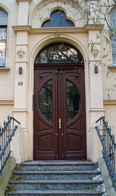 Фотография фасада в готическом стиле с красивой дверью