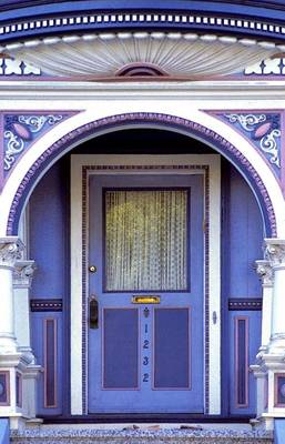 Отделка фасада дома фиолетового цвета в авторского стиле