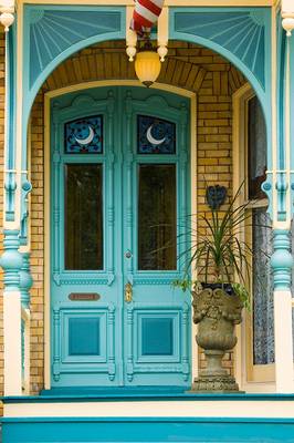Красивый бирюзовый дом в викторианском стиле
