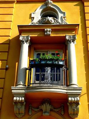 Декоративная отделка фасада желтого цвета в ампир стиле