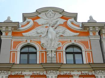 Детали оранжевого фасада