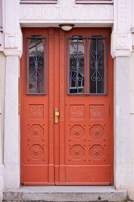 Фасад оранжевого цвета в классическом стиле