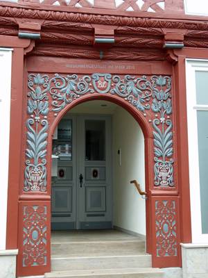 Облицовка коттеджа коричневого цвета с красивым входом