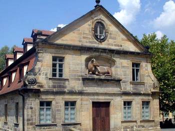 Отделка фасада дома в французском стиле с щипцами