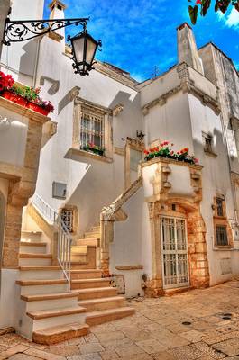 Облицовка фасада дома в средиземноморском стиле с красивым входом