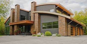 Красивый серый дом с радиусными элементам