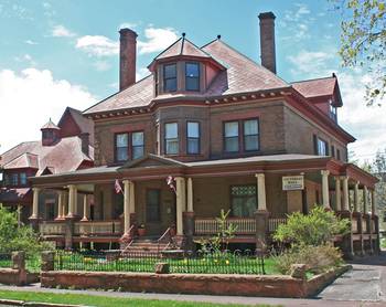 Пример облицовки фасада коричневого цвета в викторианском стиле