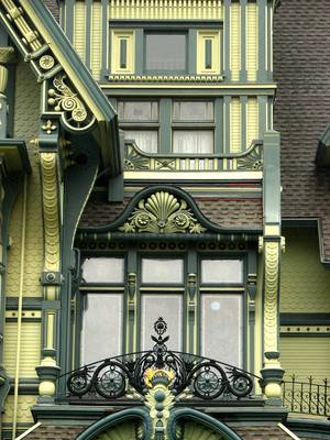 Дизайн фасада дома в викторианском стиле с фронтоном