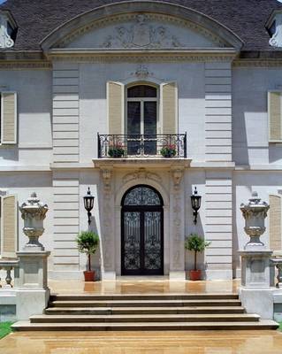 Фасад частного дома серого цвета в французском стиле