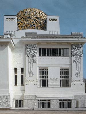 Пример красивой отделки фасада дома серого цвета в ардеко стиле